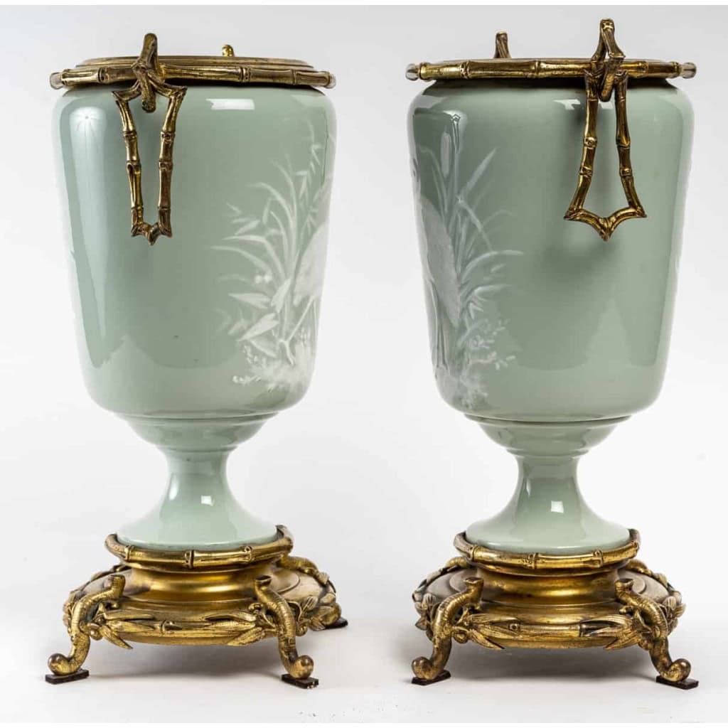 Paire de vases aux échassiers en céladon, pâte sur pâte, XIXème siècle | Biron Paire de vases aux échassiers en céladon, pâte sur pâte, XIXème siècle