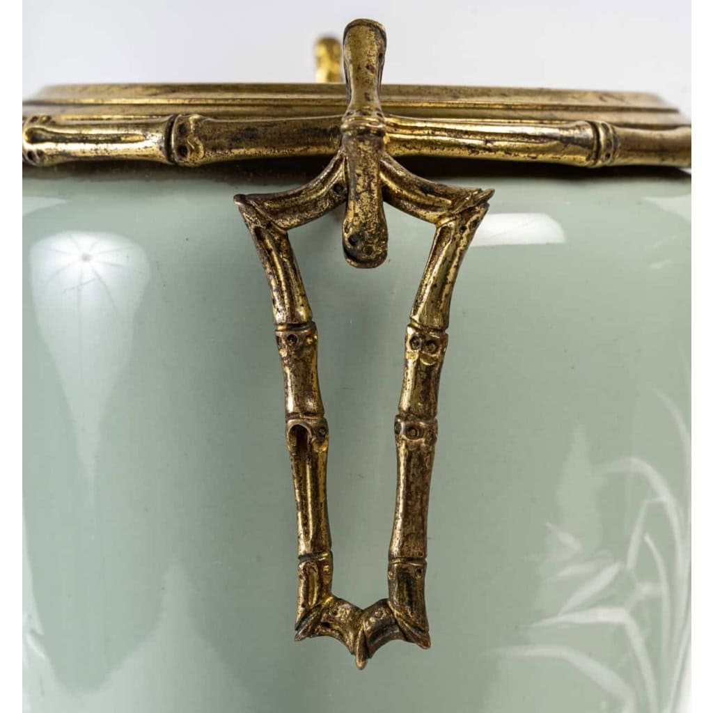 Paire de vases aux échassiers en céladon, pâte sur pâte, XIXème siècle | Biron Paire de vases aux échassiers en céladon, pâte sur pâte, XIXème siècle