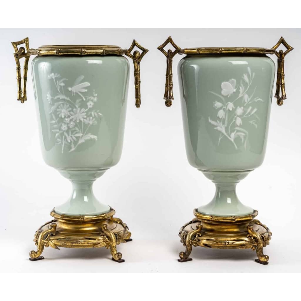 Paire de vases aux échassiers en céladon, pâte sur pâte, XIXème siècle | Biron Paire de vases aux échassiers en céladon, pâte sur pâte, XIXème siècle