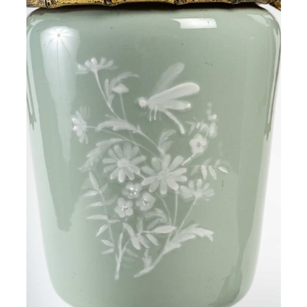 Paire de vases aux échassiers en céladon, pâte sur pâte, XIXème siècle | Biron Paire de vases aux échassiers en céladon, pâte sur pâte, XIXème siècle