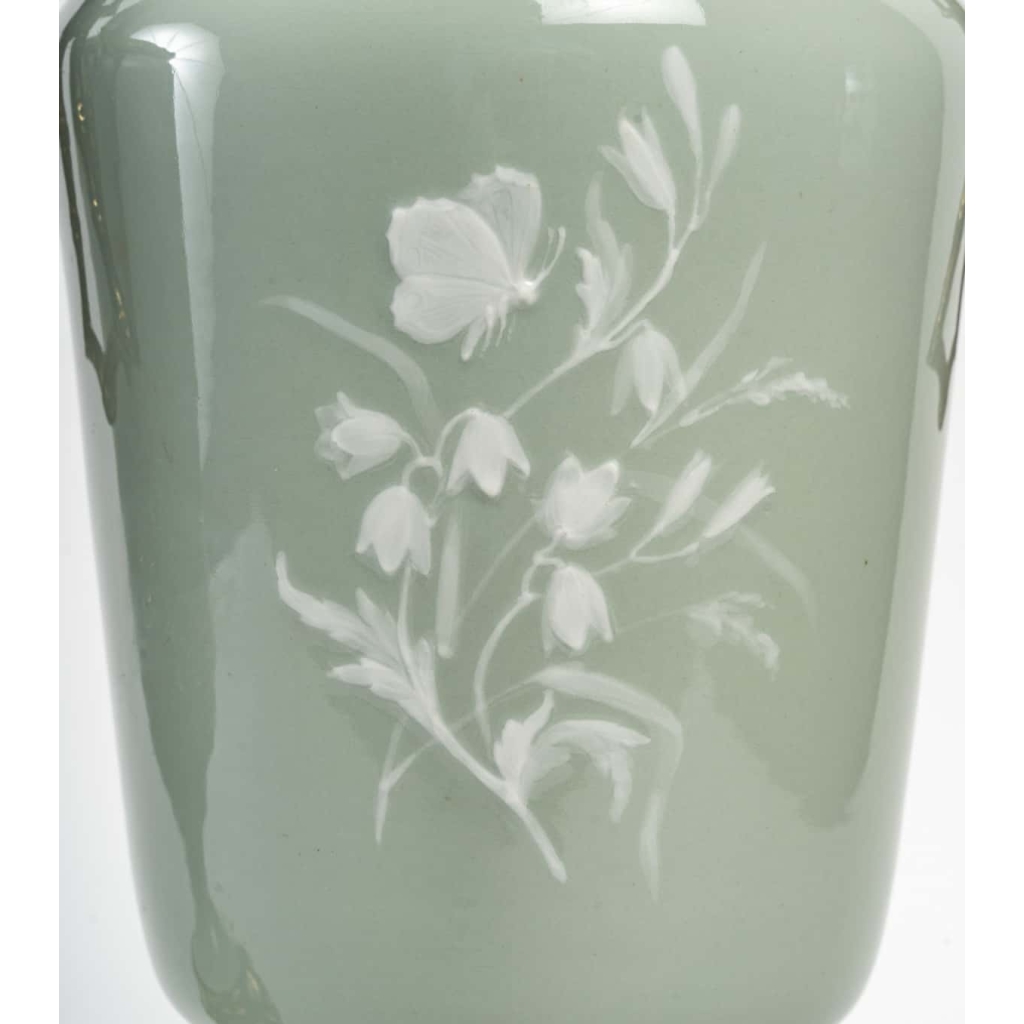 Paire de vases aux échassiers en céladon, pâte sur pâte, XIXème siècle | Biron Paire de vases aux échassiers en céladon, pâte sur pâte, XIXème siècle