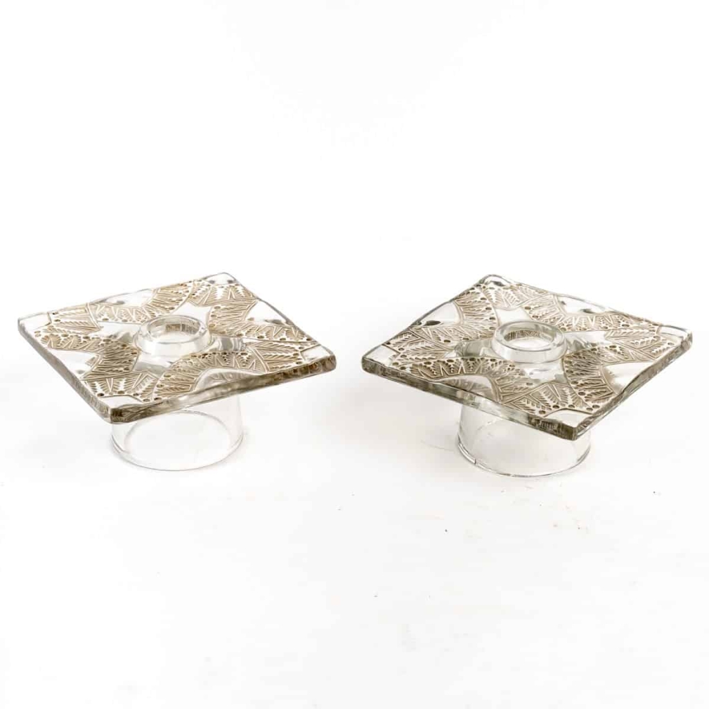 Paire de Bougeoirs « Chantilly » verre blanc patiné sépia de René LALIQUE | Biron |||||||