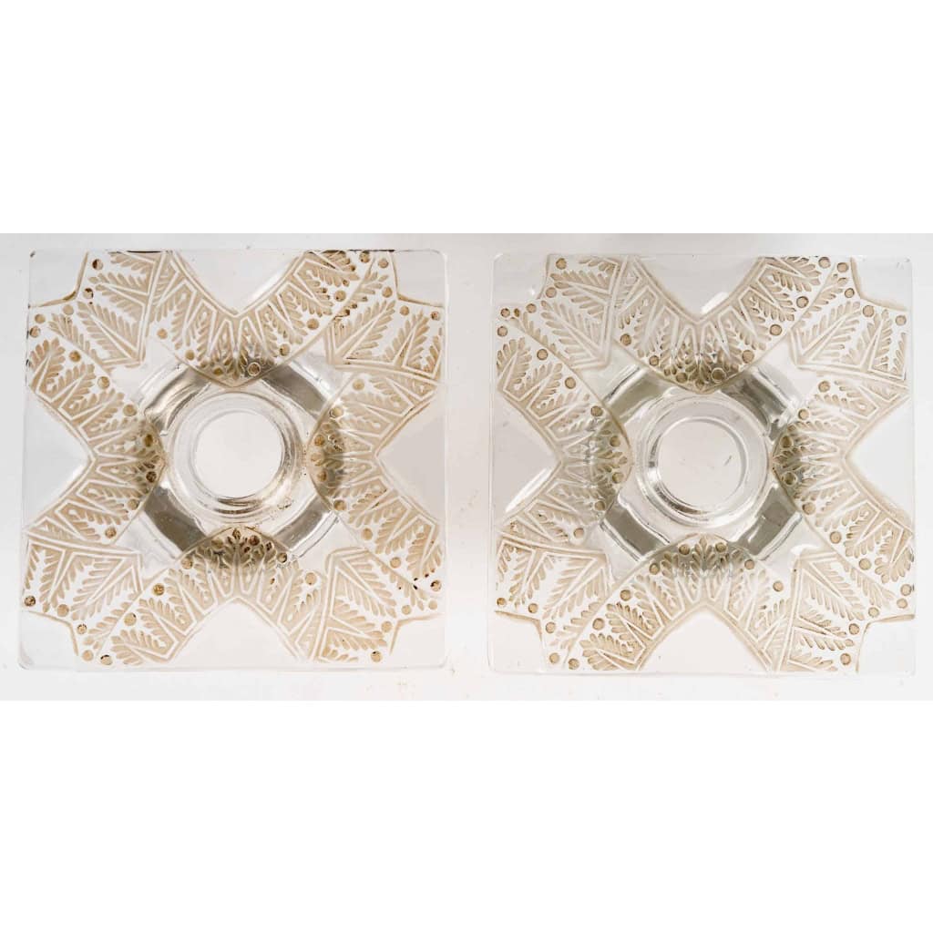 Paire de Bougeoirs « Chantilly » verre blanc patiné sépia de René LALIQUE | Biron Paire de Bougeoirs "Chantilly" verre blanc patiné sépia de René LALIQUE