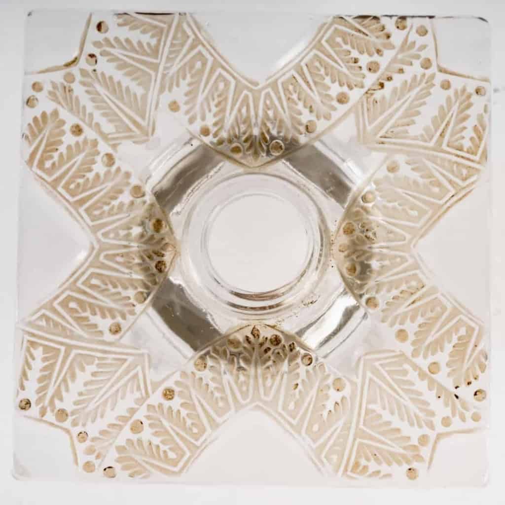 Paire de Bougeoirs « Chantilly » verre blanc patiné sépia de René LALIQUE | Biron Paire de Bougeoirs "Chantilly" verre blanc patiné sépia de René LALIQUE