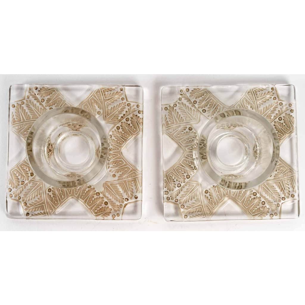 Paire de Bougeoirs « Chantilly » verre blanc patiné sépia de René LALIQUE | Biron Paire de Bougeoirs "Chantilly" verre blanc patiné sépia de René LALIQUE