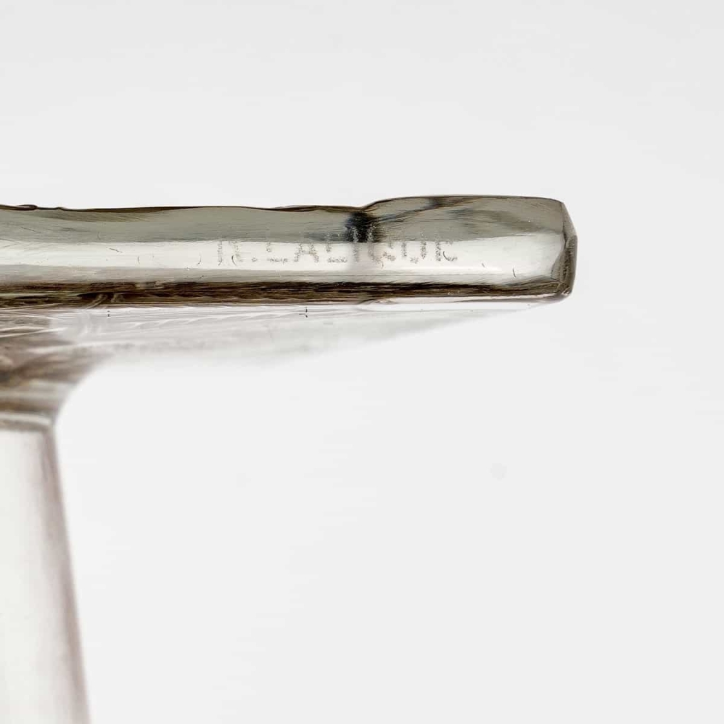 Paire de Bougeoirs « Chantilly » verre blanc patiné sépia de René LALIQUE | Biron Paire de Bougeoirs "Chantilly" verre blanc patiné sépia de René LALIQUE