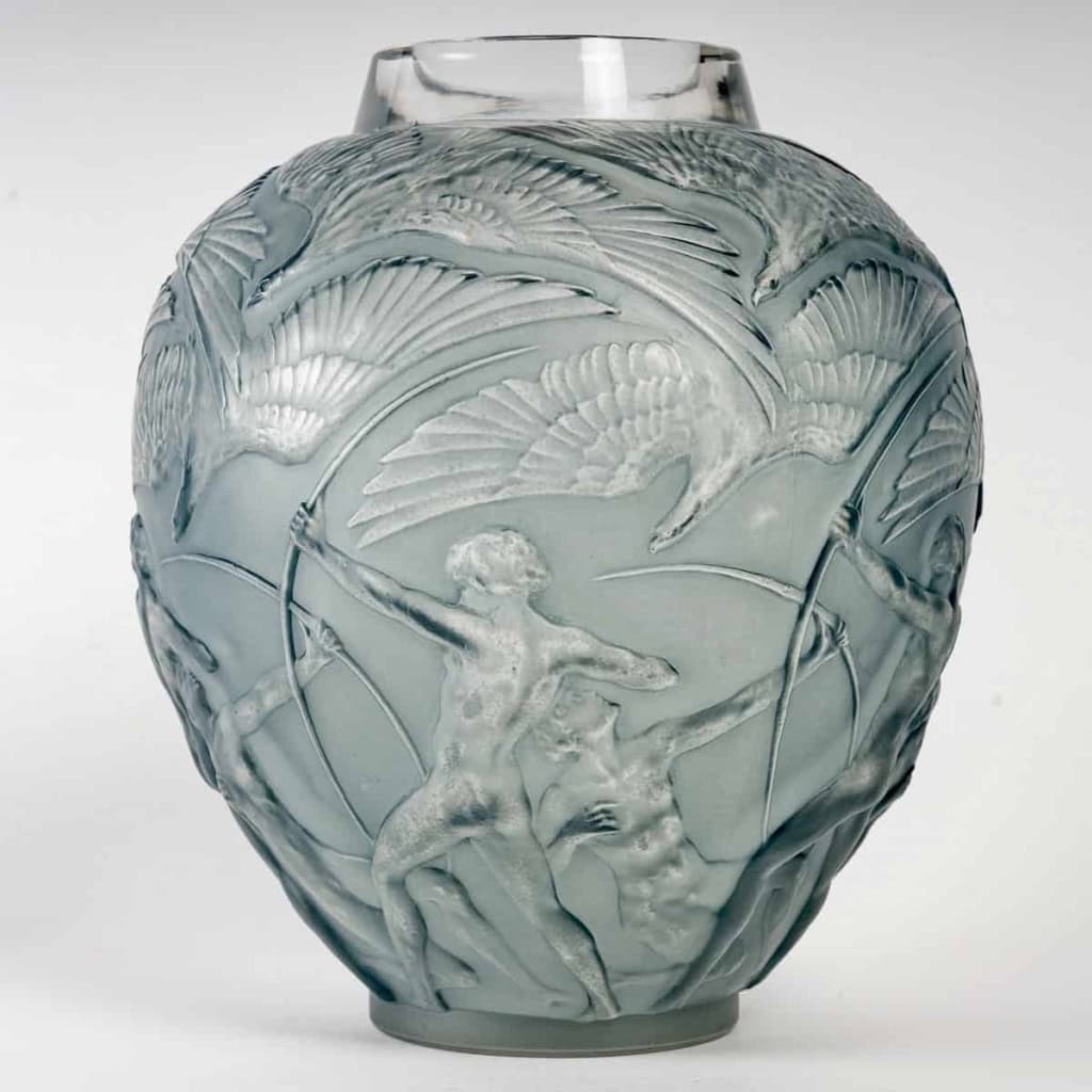 Vase « Archers » verre blanc patiné bleu de René LALIQUE | Biron |||||||