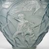 Vase « Archers » verre blanc patiné bleu de René LALIQUE | Biron Vase "Archers" verre blanc patiné bleu de René LALIQUE