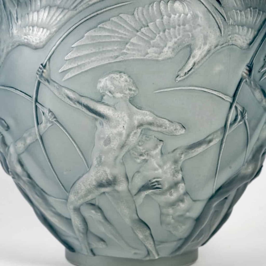 Vase « Archers » verre blanc patiné bleu de René LALIQUE | Biron Vase "Archers" verre blanc patiné bleu de René LALIQUE