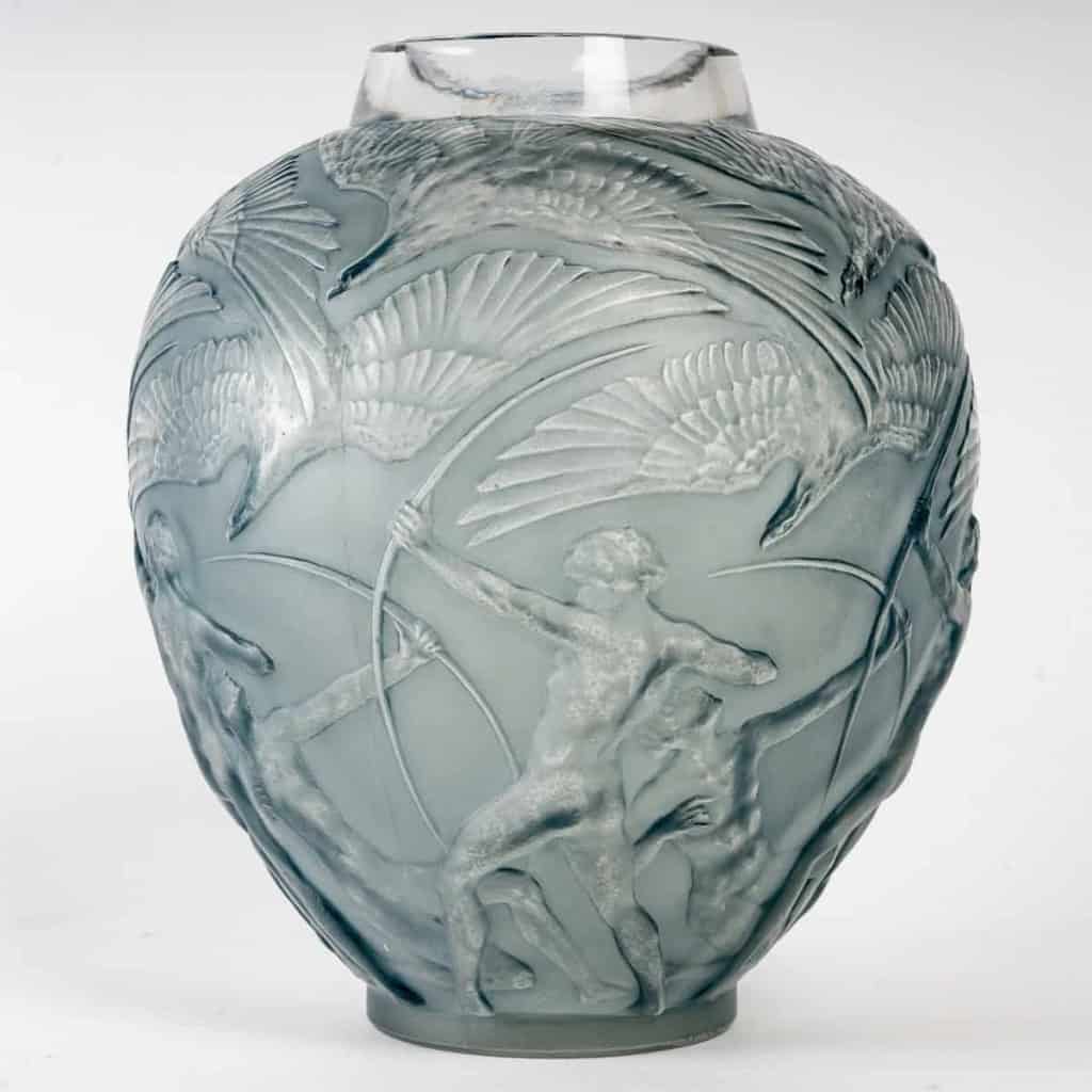 Vase « Archers » verre blanc patiné bleu de René LALIQUE | Biron Vase "Archers" verre blanc patiné bleu de René LALIQUE