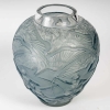 Vase « Archers » verre blanc patiné bleu de René LALIQUE | Biron Vase "Archers" verre blanc patiné bleu de René LALIQUE