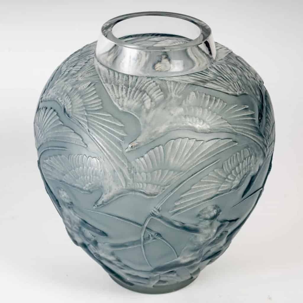 Vase « Archers » verre blanc patiné bleu de René LALIQUE | Biron Vase "Archers" verre blanc patiné bleu de René LALIQUE
