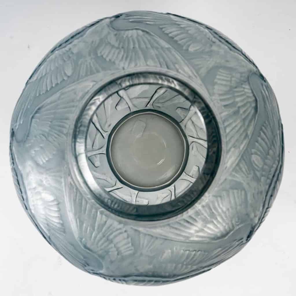 Vase « Archers » verre blanc patiné bleu de René LALIQUE | Biron Vase "Archers" verre blanc patiné bleu de René LALIQUE