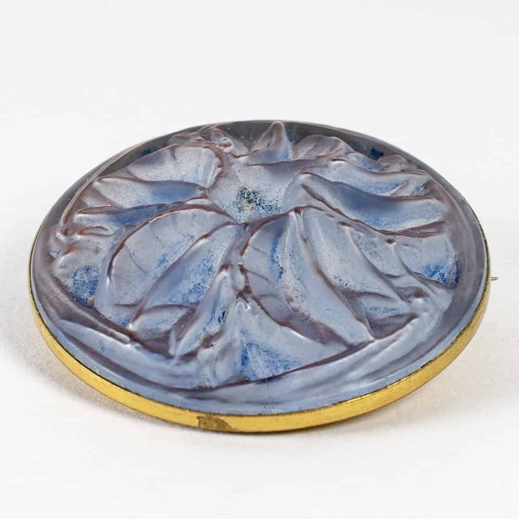 Broche « Mouches » verre blanc patiné bleu sur cliquant rose de René LALIQUE | Biron Broche "Mouches" verre blanc patiné bleu sur cliquant rose de René LALIQUE