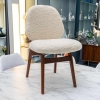 Ensemble de 6 chaises danoises en teck recouvertes de tissu en mouton bouclé.
