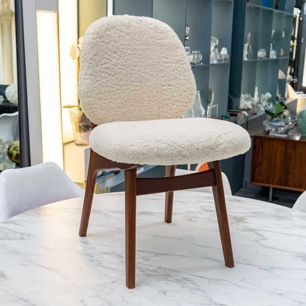 Ensemble de 6 chaises danoises en teck recouvertes de tissu en mouton bouclé.