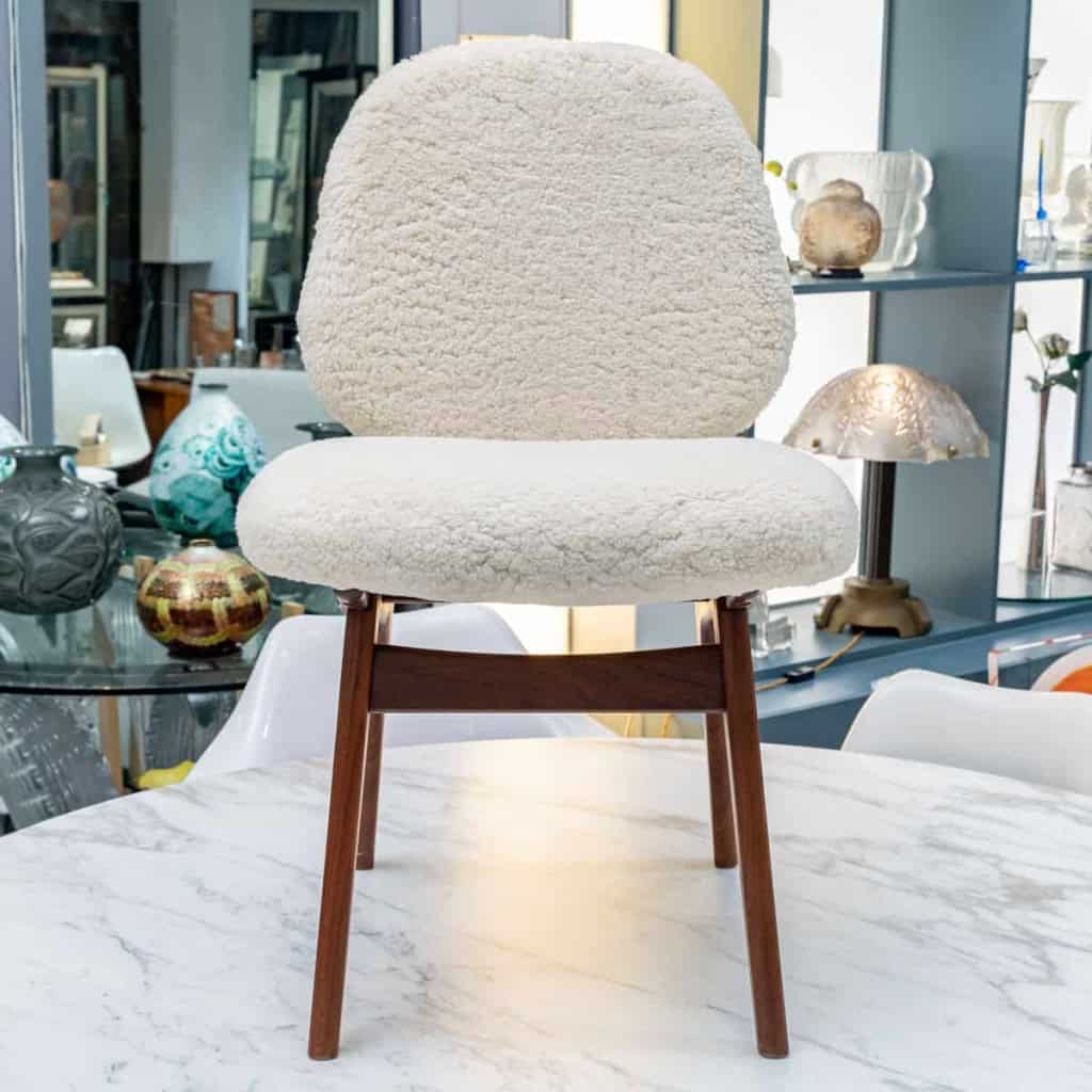 Ensemble de 6 chaises danoises en teck recouvertes de tissu en mouton bouclé.