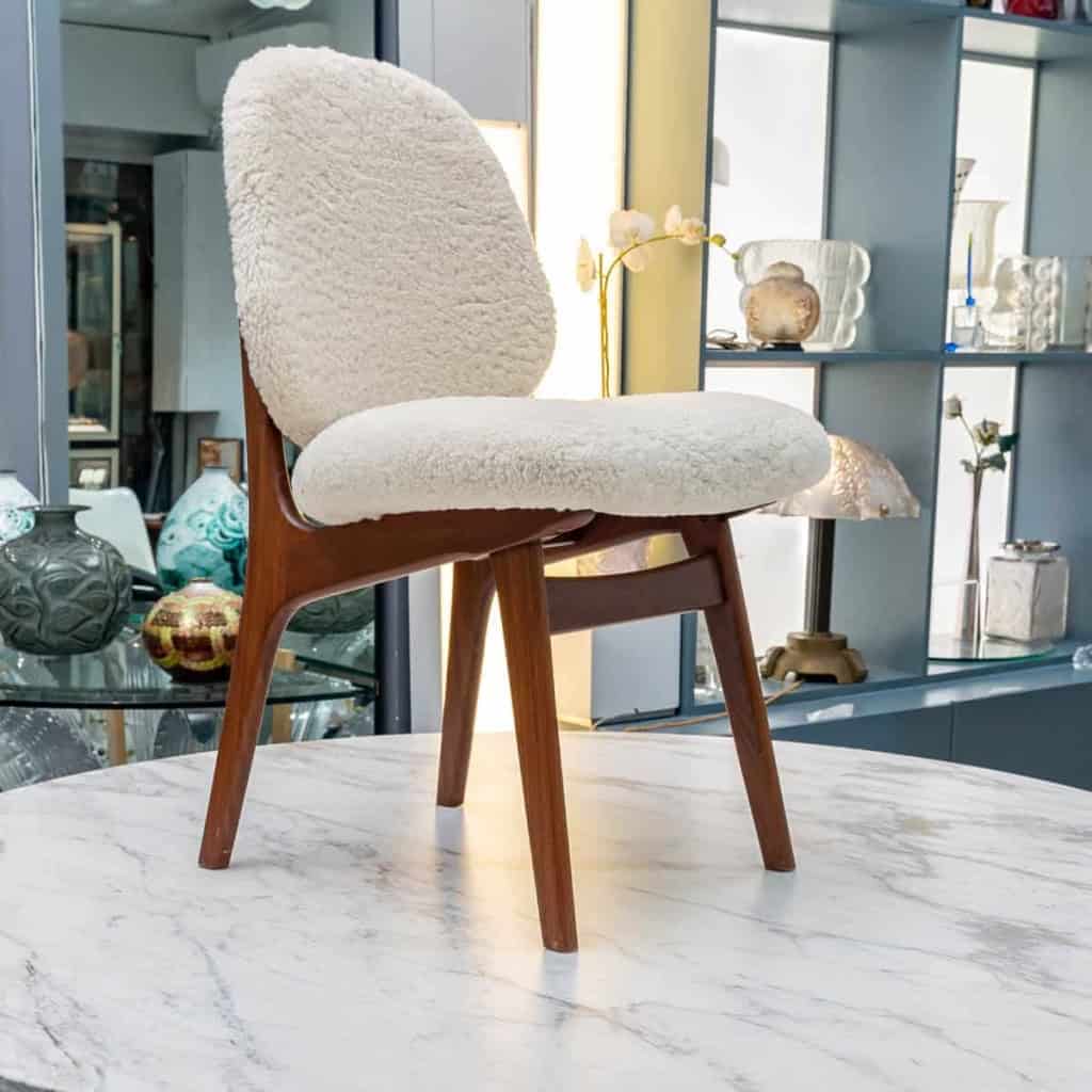Ensemble de 6 chaises danoises en teck recouvertes de tissu en mouton bouclé.