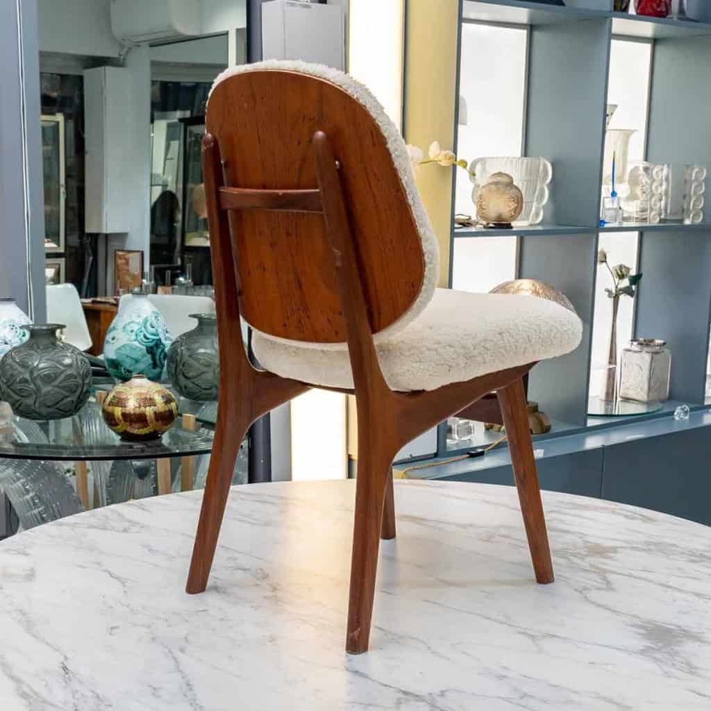 Ensemble de 6 chaises danoises en teck recouvertes de tissu en mouton bouclé.