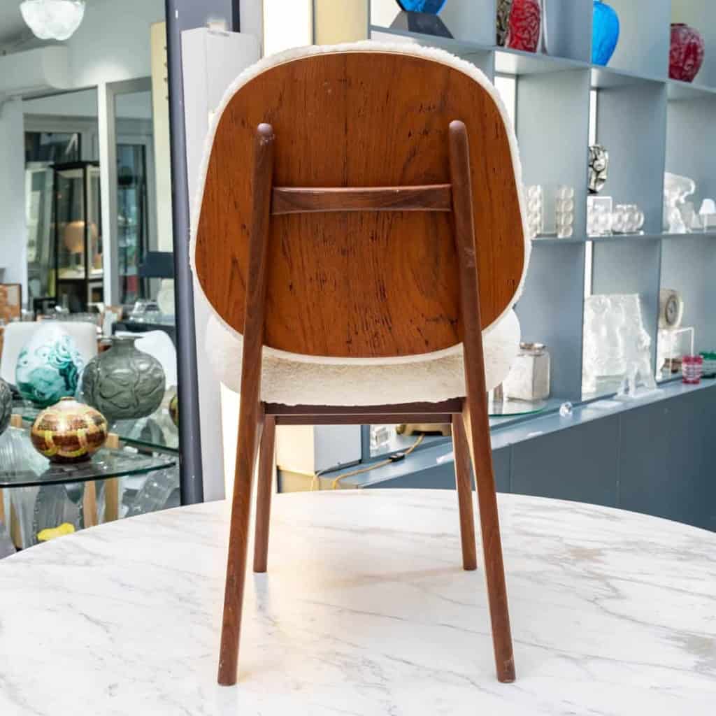 Ensemble de 6 chaises danoises en teck recouvertes de tissu en mouton bouclé.
