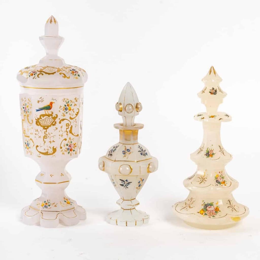 Gobelet et deux flacons en opaline blanc, émaillé d’époque XIXème siècle | Biron |||||||||||