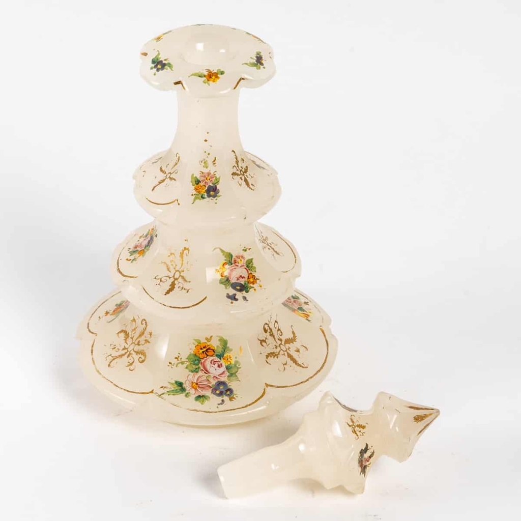 Gobelet et deux flacons en opaline blanc, émaillé d’époque XIXème siècle | Biron Gobelet et deux flacons en opaline blanc, émaillé d'époque XIXème siècle