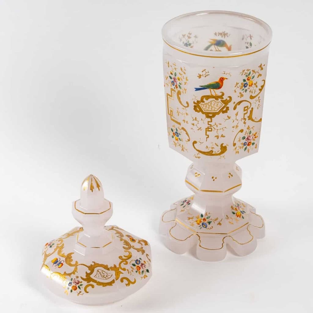 Gobelet et deux flacons en opaline blanc, émaillé d’époque XIXème siècle | Biron Gobelet et deux flacons en opaline blanc, émaillé d'époque XIXème siècle