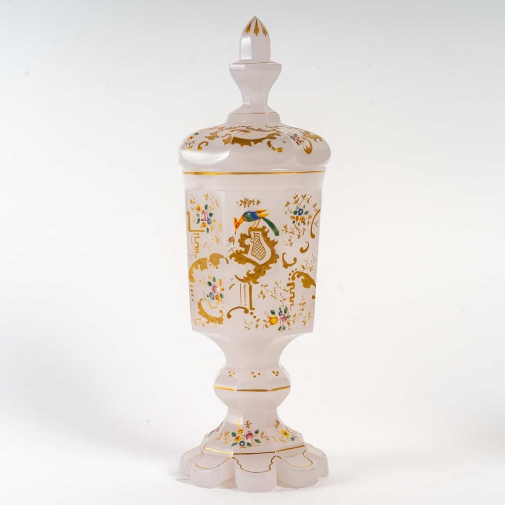 Gobelet et deux flacons en opaline blanc, émaillé d’époque XIXème siècle | Biron Gobelet et deux flacons en opaline blanc, émaillé d'époque XIXème siècle