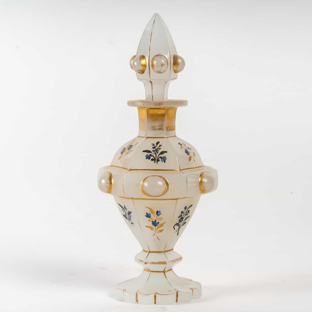 Gobelet et deux flacons en opaline blanc, émaillé d’époque XIXème siècle | Biron Gobelet et deux flacons en opaline blanc, émaillé d'époque XIXème siècle