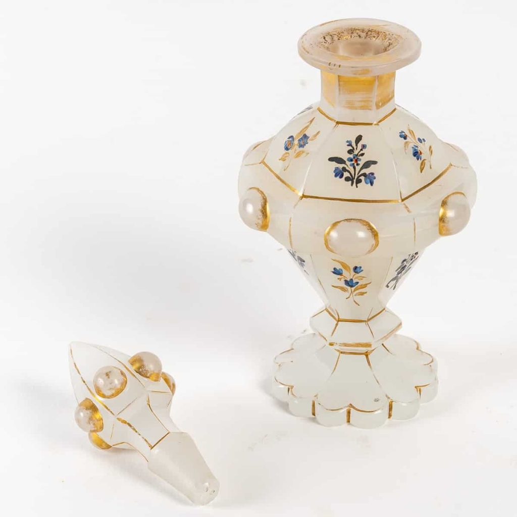 Gobelet et deux flacons en opaline blanc, émaillé d’époque XIXème siècle | Biron Gobelet et deux flacons en opaline blanc, émaillé d'époque XIXème siècle