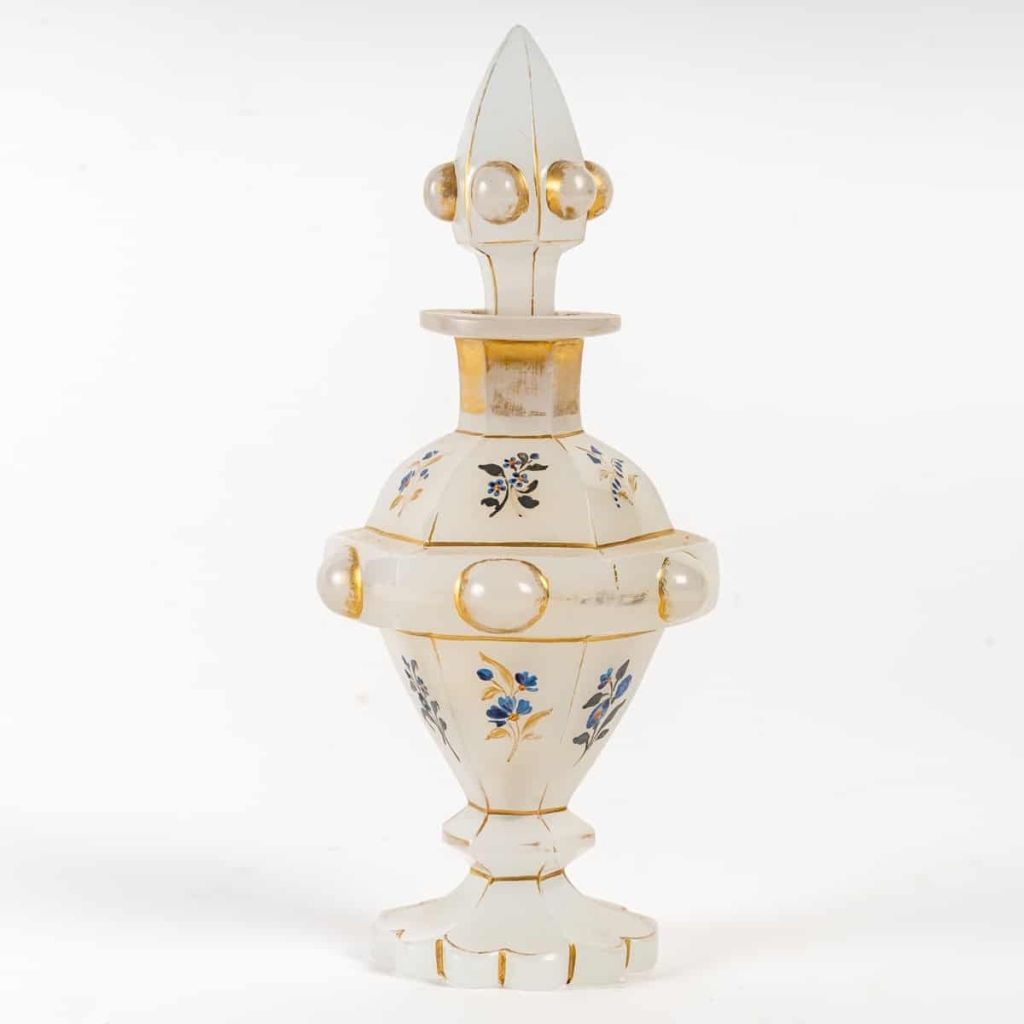 Gobelet et deux flacons en opaline blanc, émaillé d’époque XIXème siècle | Biron Gobelet et deux flacons en opaline blanc, émaillé d'époque XIXème siècle