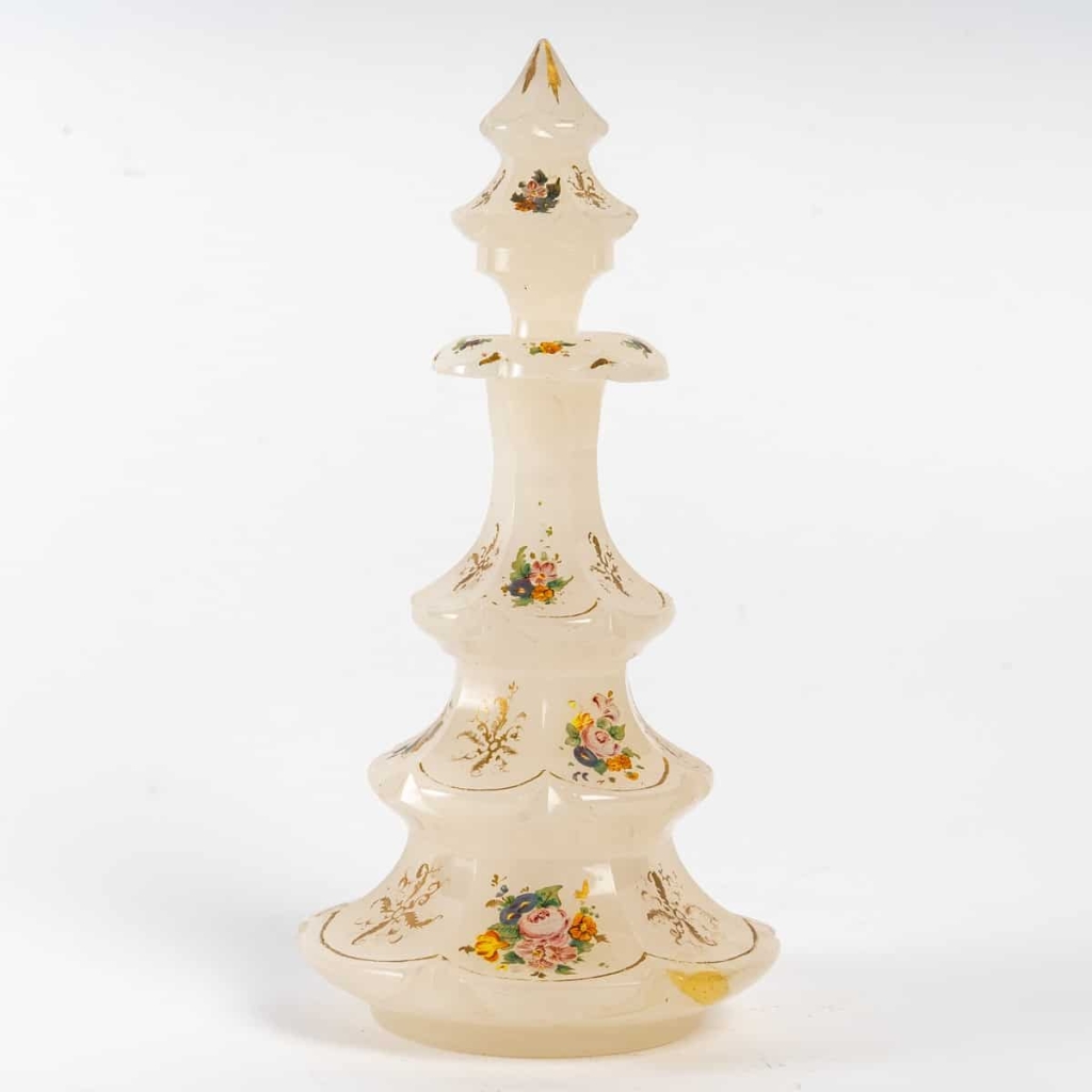 Gobelet et deux flacons en opaline blanc, émaillé d’époque XIXème siècle | Biron Gobelet et deux flacons en opaline blanc, émaillé d'époque XIXème siècle
