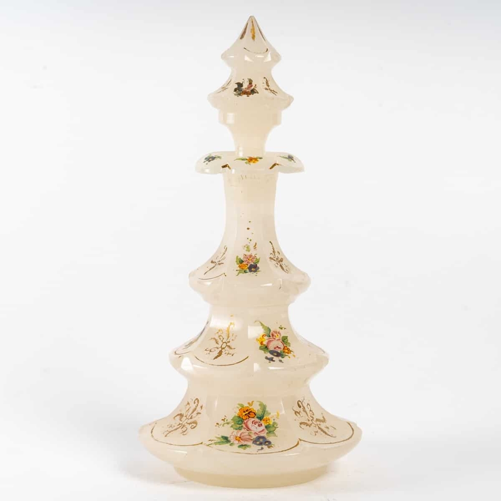 Gobelet et deux flacons en opaline blanc, émaillé d’époque XIXème siècle | Biron Gobelet et deux flacons en opaline blanc, émaillé d'époque XIXème siècle