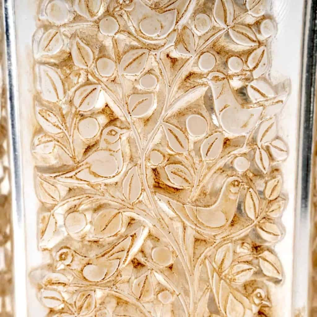 Vase « Quatre Panneaux » verre blanc patiné sépia de René LALIQUE | Biron Vase "Quatre Panneaux" verre blanc patiné sépia de René LALIQUE