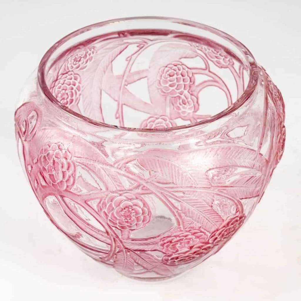 Vase "Néfliers" verre blanc patiné fushia de René LALIQUE