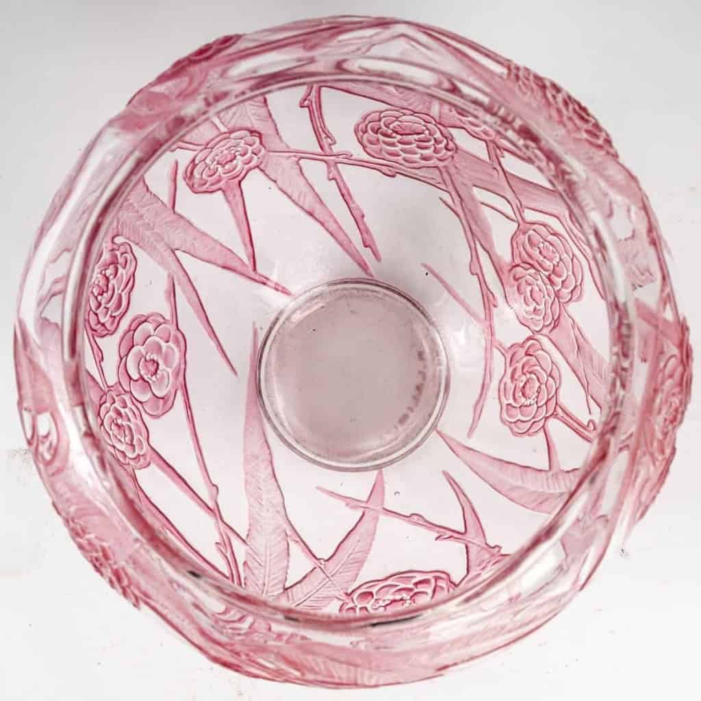 Vase "Néfliers" verre blanc patiné fushia de René LALIQUE