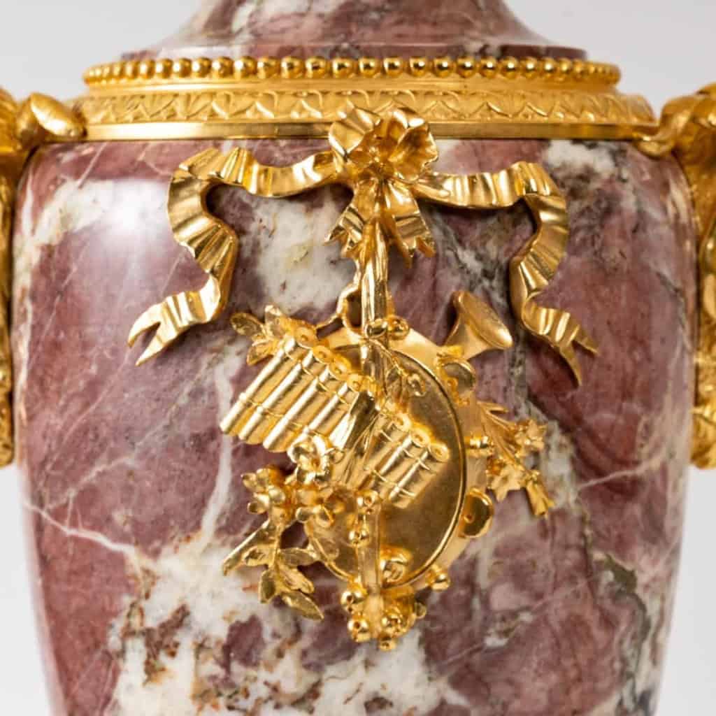 Paire de cassolettes d'époque Napoléon III (1851 - 1870) montées en lampes.