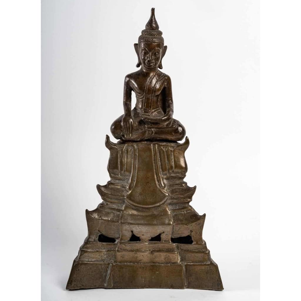 Bouddha en bronze, assis en position de la prise de la terre à témoin ou vainqueur de Mâra, Laos 19e siècle | Biron ||||||||