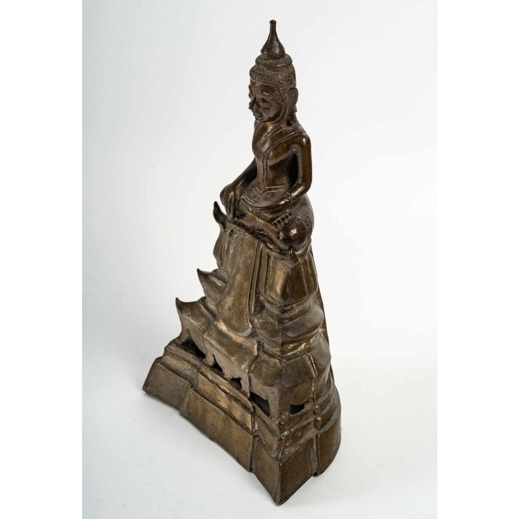 Bouddha en bronze, assis en position de la prise de la terre à témoin ou vainqueur de Mâra, Laos 19e siècle | Biron Bouddha en bronze, assis en position de la prise de la terre à témoin ou vainqueur de Mâra, Laos 19e siècle