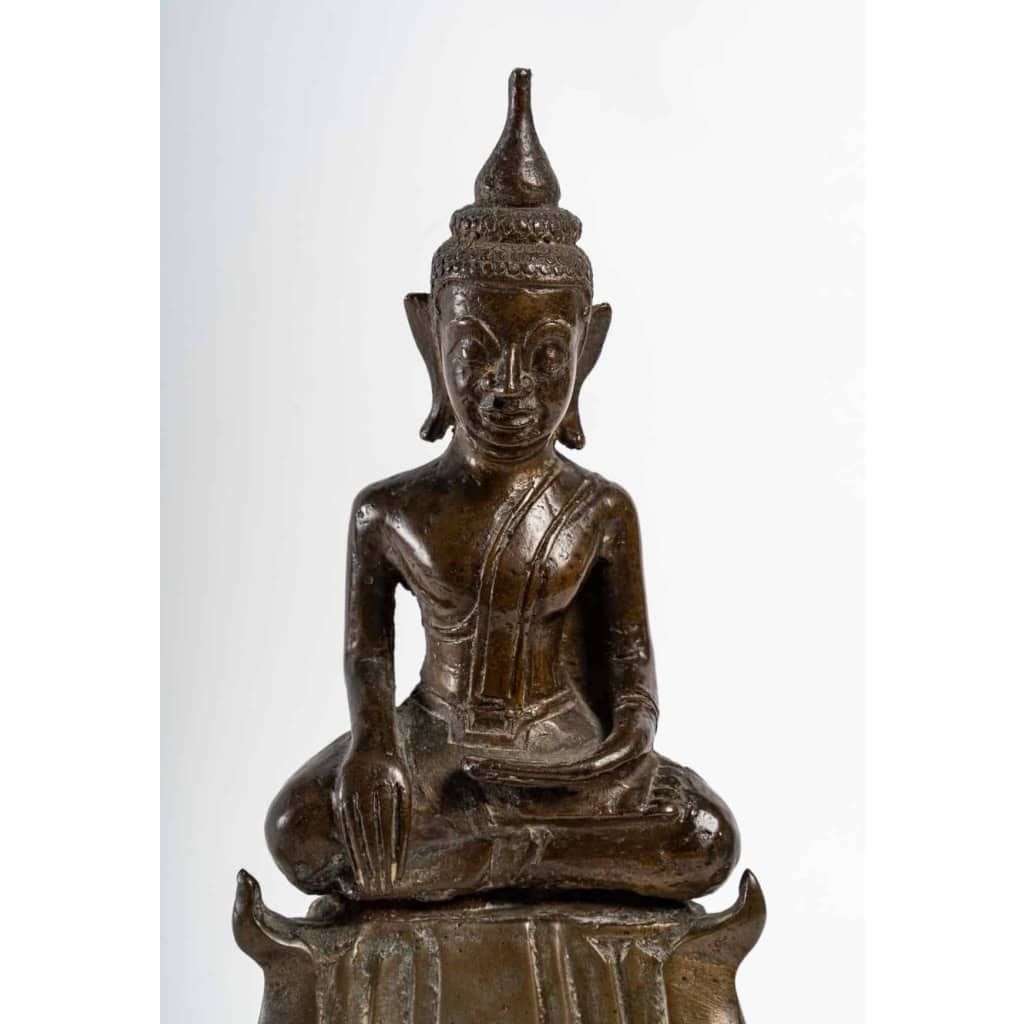 Bouddha en bronze, assis en position de la prise de la terre à témoin ou vainqueur de Mâra, Laos 19e siècle | Biron Bouddha en bronze, assis en position de la prise de la terre à témoin ou vainqueur de Mâra, Laos 19e siècle