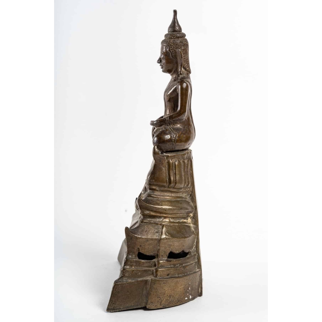 Bouddha en bronze, assis en position de la prise de la terre à témoin ou vainqueur de Mâra, Laos 19e siècle | Biron Bouddha en bronze, assis en position de la prise de la terre à témoin ou vainqueur de Mâra, Laos 19e siècle