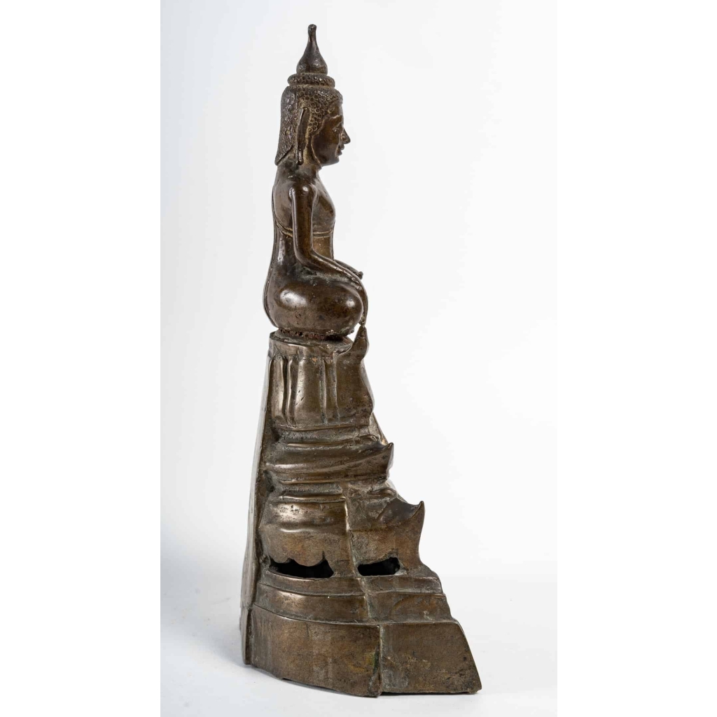 Bouddha en bronze, assis en position de la prise de la terre à témoin ou vainqueur de Mâra, Laos 19e siècle | Biron Bouddha en bronze, assis en position de la prise de la terre à témoin ou vainqueur de Mâra, Laos 19e siècle
