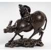 Enfant sur buffle, bois avec incrustations de lamelles métalliques, Chine. | Biron |||||||