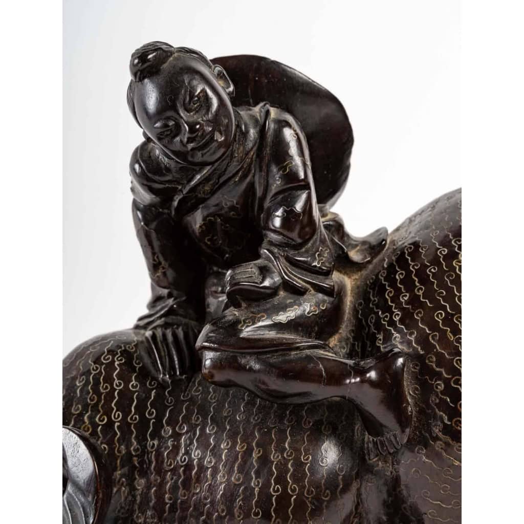Enfant sur buffle, bois avec incrustations de lamelles métalliques, Chine. | Biron Enfant sur buffle, bois avec incrustations de lamelles métalliques, Chine.