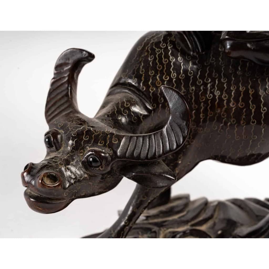 Enfant sur buffle, bois avec incrustations de lamelles métalliques, Chine. | Biron Enfant sur buffle, bois avec incrustations de lamelles métalliques, Chine.