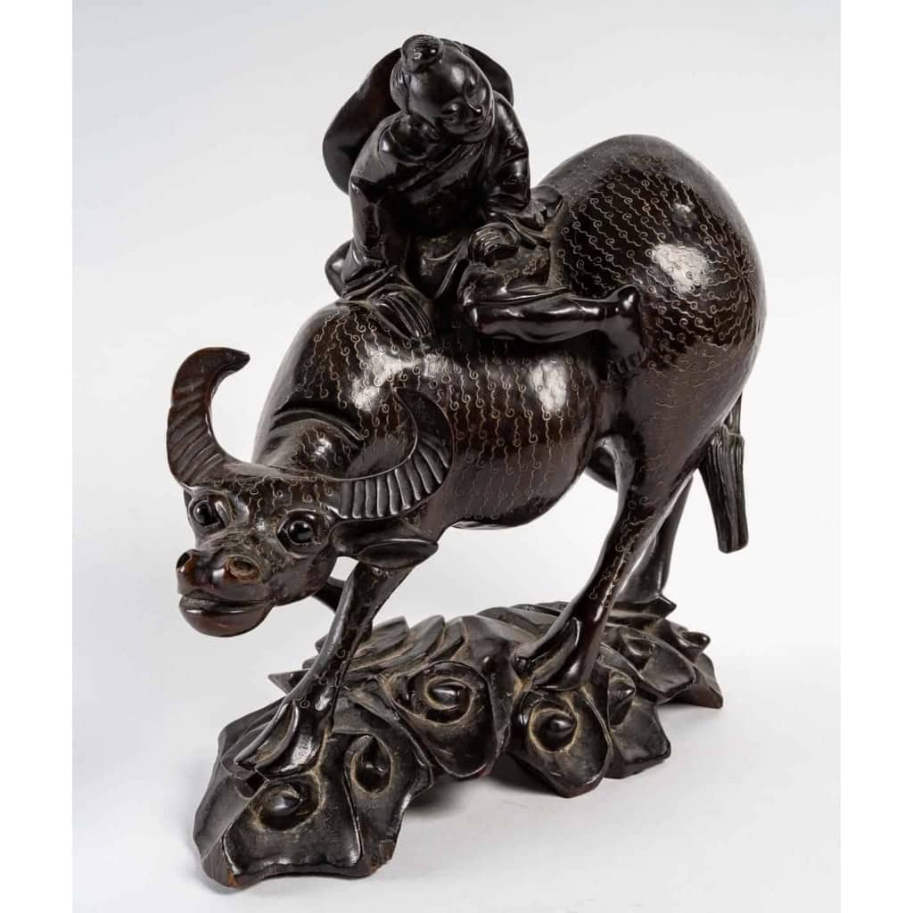 Enfant sur buffle, bois avec incrustations de lamelles métalliques, Chine. | Biron Enfant sur buffle, bois avec incrustations de lamelles métalliques, Chine.
