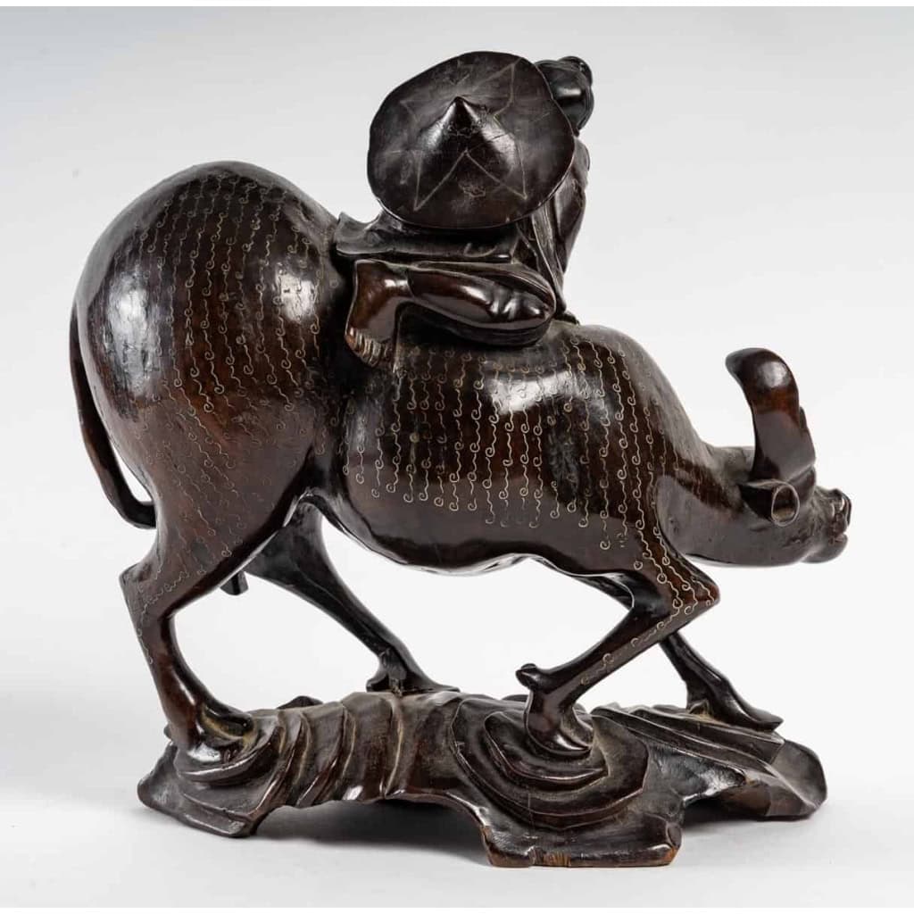 Enfant sur buffle, bois avec incrustations de lamelles métalliques, Chine. | Biron Enfant sur buffle, bois avec incrustations de lamelles métalliques, Chine.