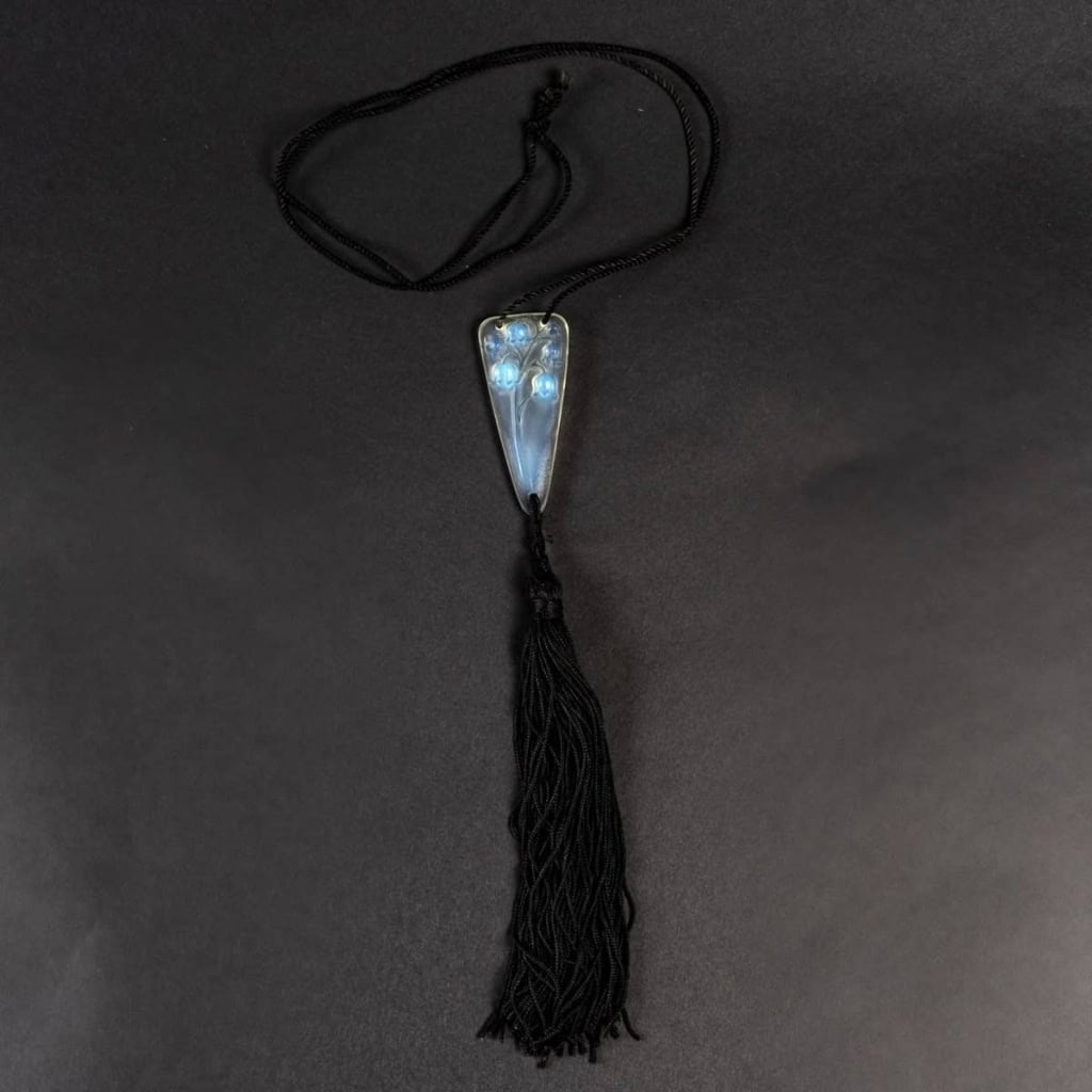Pendentif « Muguet » verre opalescent de René LALIQUE | Biron Pendentif "Muguet" verre opalescent de René LALIQUE