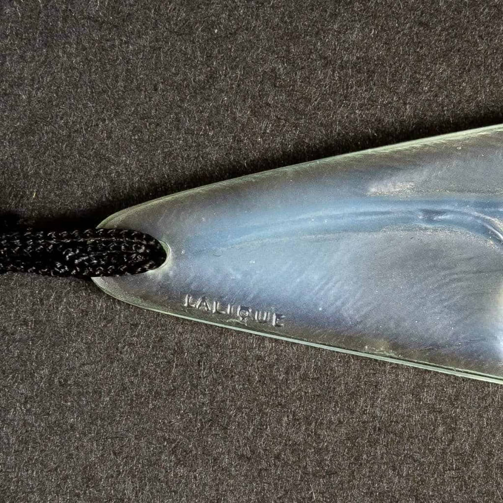Pendentif « Muguet » verre opalescent de René LALIQUE | Biron Pendentif "Muguet" verre opalescent de René LALIQUE