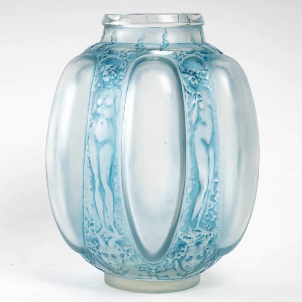 Vase « Six Figurines et Masques » verre blanc patiné bleu de René LALIQUE | Biron |||||
